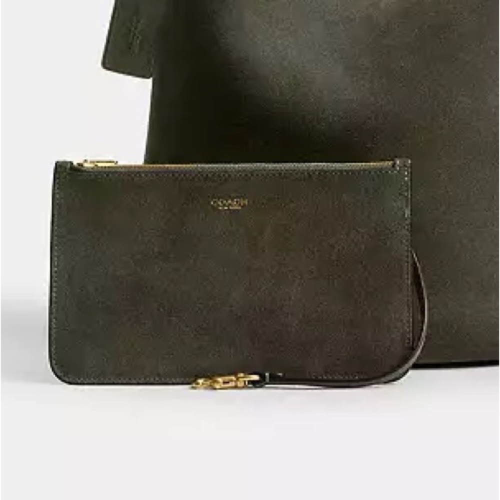 💯authentic Coach zip pouch! 🫒